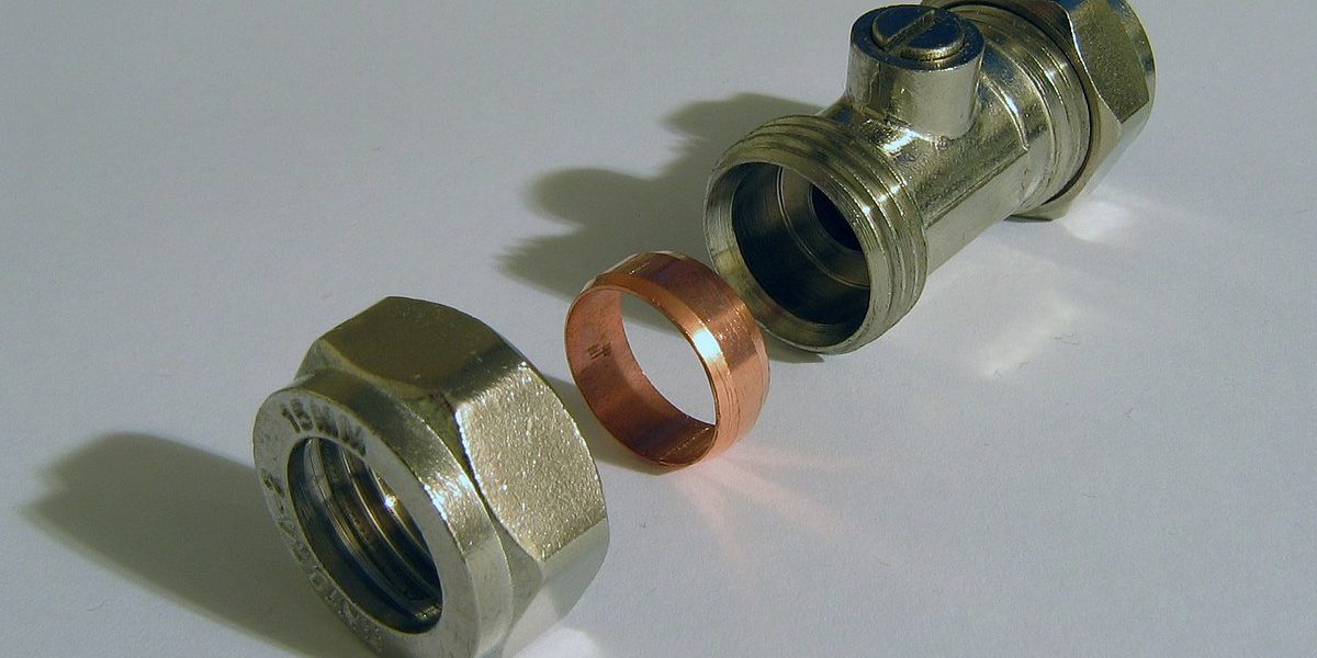 1200px-Compression_fitting_isolating_valve_15mm_screwdriver_turn